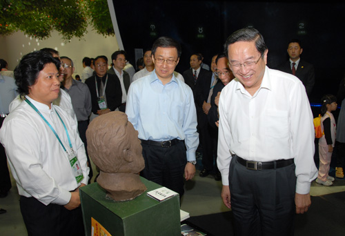 圖為俞正聲書記一行觀看上海殘疾人藝術家現場才藝展示