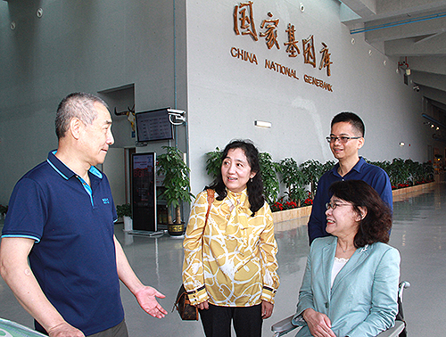 圖為張海迪參觀國家基因庫
