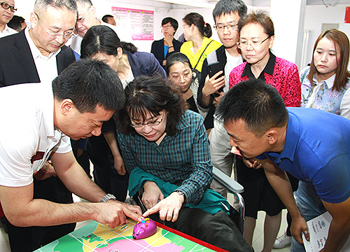 圖為張海迪在中倉街道溫馨家園了解殘疾人康復就業服務情況
