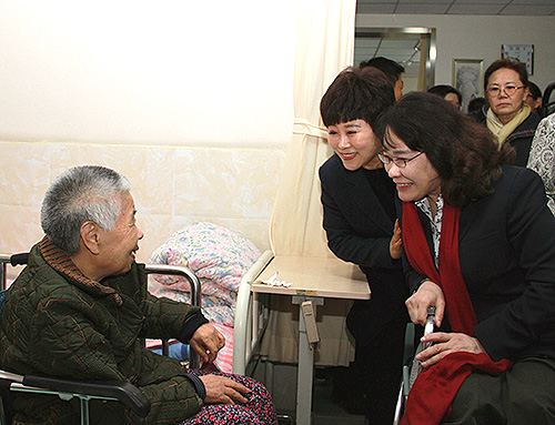 圖為張海迪看望十八里店鄉福壽老年公寓的老人