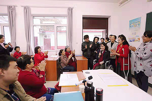 圖為張海迪和十八里鄉殘疾人合唱團交談