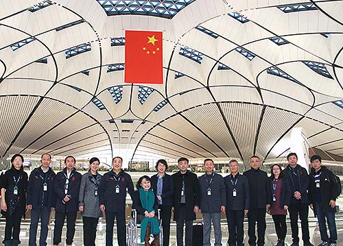圖為張海迪和北京冬奧組委相關部門工作人員考察無障礙工作