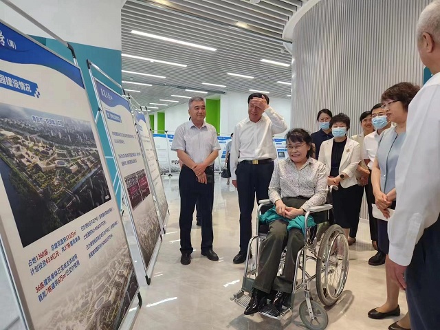 圖為張海迪在康復大學調研 圖為張海迪在康復大學調研