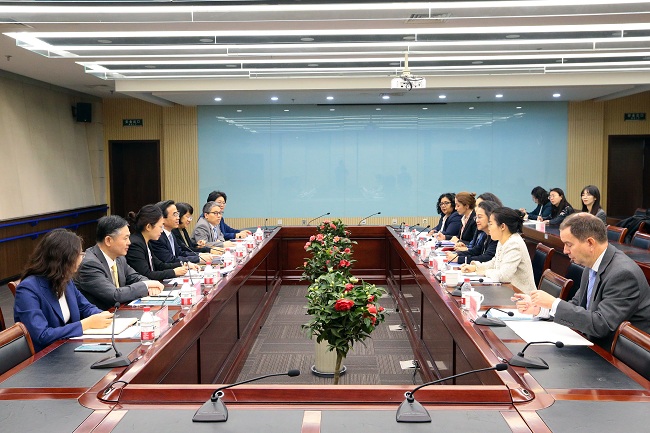 圖為中國殘聯主席程凱會見聯合國亞太經社會執秘阿里沙赫巴納
