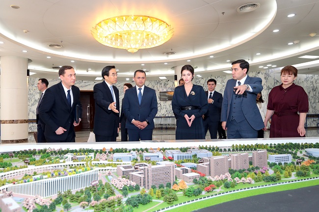 圖為程凱主席向代表團介紹康復大學